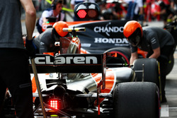 Stoffel Vandoorne, McLaren MCL32 et Fernando Alonso, McLaren MCL32 aux stands