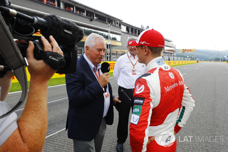 Pat Symonds interviews Mick Schumacher after dive with the Benetton Ford B194, and Ross Brawn, Manag