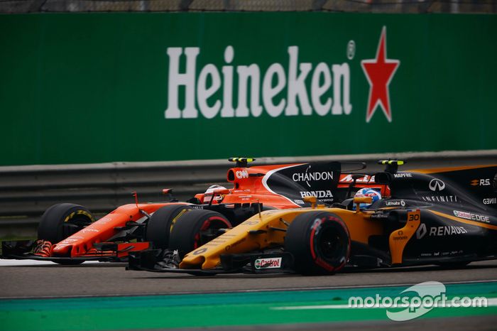 Stoffel Vandoorne, McLaren MCL32, y Jolyon Palmer, Renault Sport F1 Team RS17