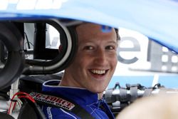Исполнительный директор Facebook Марк Цукерберг перед началом заезда на машине NASCAR