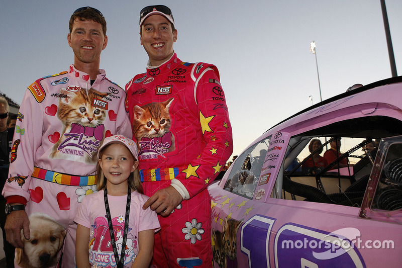 Jason Ratcliff, Kyle Busch et Lennon Wynn dans la pitlane