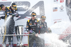 Pro-Am Podyum: Yarış galibi #16 Black Falcon Mercedes-AMG GT3: Oliver Morley, Miguel Toril, Maximili