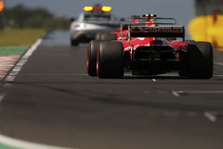Автомобіль безпеки попереду Себастьяна Феттеля, Ferrari SF70H, Кімі Райкконена, Ferrari SF70H