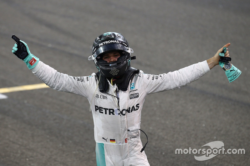 Le deuxième, Nico Rosberg, Mercedes AMG F1 W07 Hybrid fête son titre de Champion du monde à la fin de la course