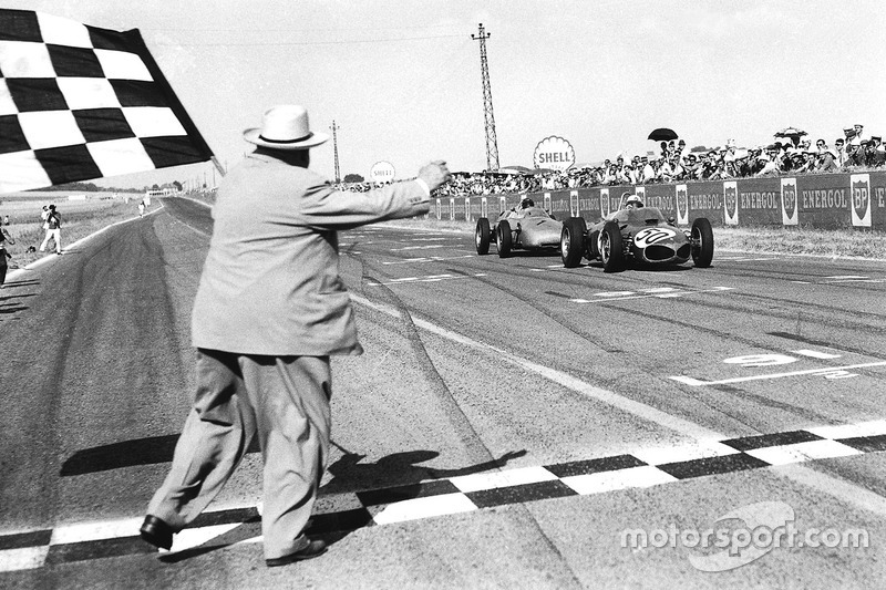 Giancarlo Baghetti, Ferrari 156, s'impose et Dan Gurney, Porsche 718, termine 2e