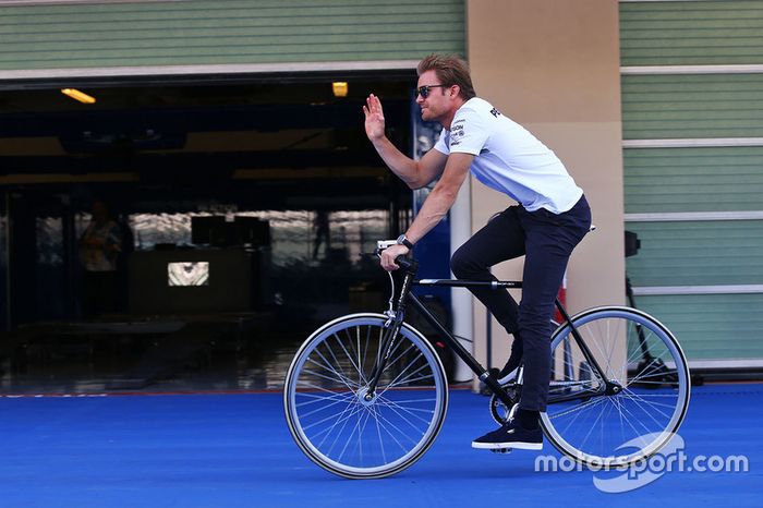 Nico Rosberg, Mercedes AMG F1 llega en una bicicleta