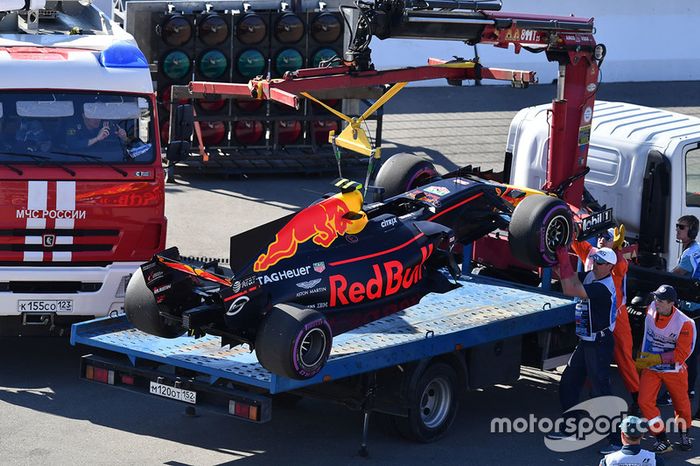 Na pista, Max Verstappen parou no fim do treino com problemas mecânicos.