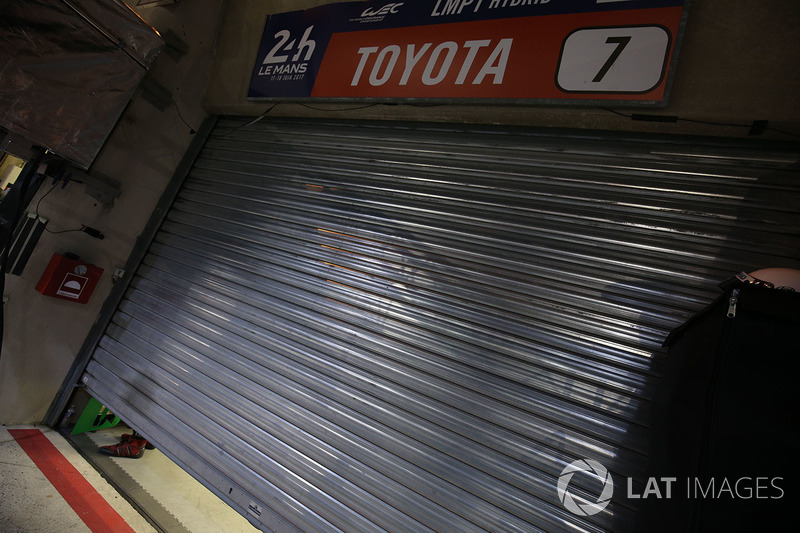 La serranda del garage #7 Toyota Gazoo Racing Toyota TS050 Hybrid: Mike Conway, Kamui Kobayashi, Stéphane Sarrazin dopo il ritiro