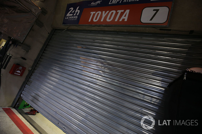 La porte du garage de la #7 Toyota Gazoo Racing Toyota TS050 Hybrid: Mike Conway, Kamui Kobayashi, Stéphane Sarrazin after retirement