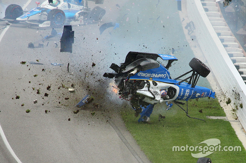 Scott Dixon, Chip Ganassi Racing Honda in a huge crash