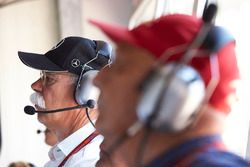 El Dr. Dieter Zetsche, CEO, Mercedes Benz, Niki Lauda, Presidente no ejecutivo de Mercedes AMG F1