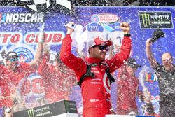 Kyle Larson, Chip Ganassi Racing Chevrolet, celebra en Victory Lane