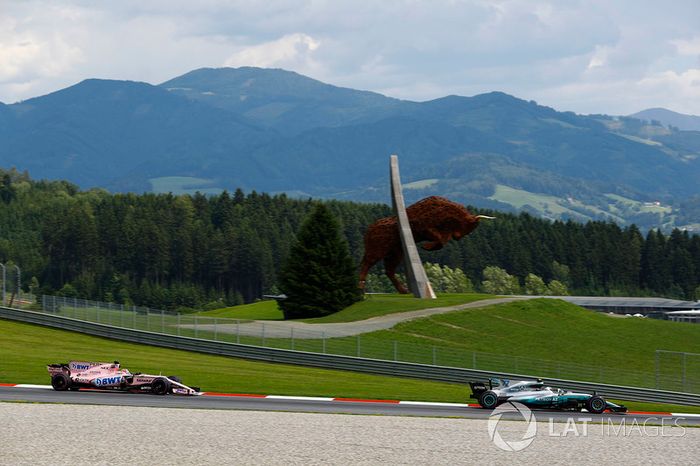 Valtteri Bottas, Mercedes AMG F1 W08, Sergio Pérez, Sahara Force India F1 VJM10