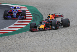 Daniel Ricciardo, Red Bull Racing RB13, Carlos Sainz Jr., Scuderia Toro Rosso STR12