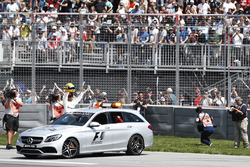 Lewis Hamilton, Mercedes AMG F1, mit Helm von Ayrton Senna als Geschenk zur 65. Pole-Position