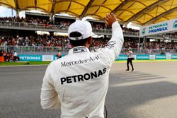 Ganador de la pole Lewis Hamilton, Mercedes AMG F1, celebra
