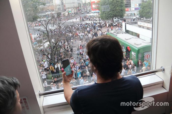 Fernando Alonso observa y toma una foto a sus fans