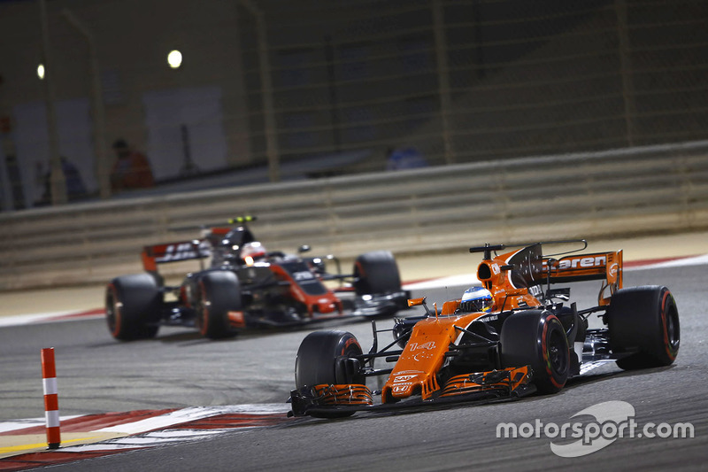Fernando Alonso, McLaren MCL32 y Kevin Magnussen, Haas F1 Team VF-17