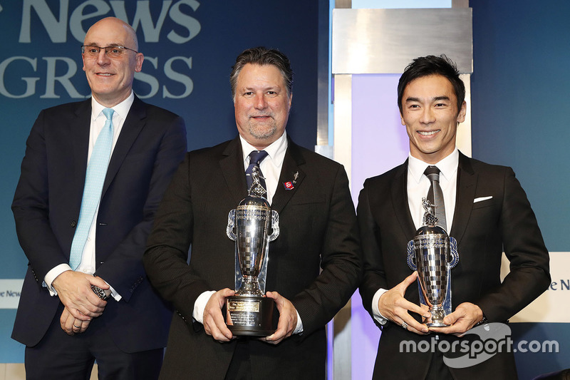 BorgWarner Presidente y CEO James Verrier con Michael Andretti ay el ganador de las Indy 500 Takuma Sato