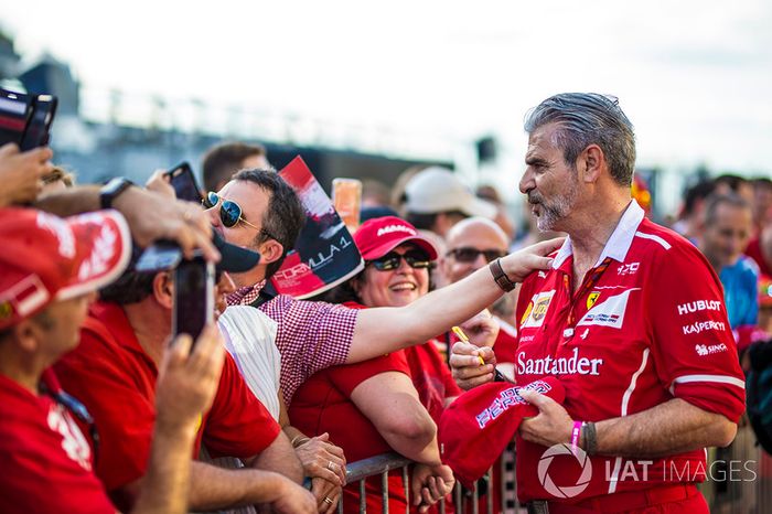 Maurizio Arrivabene, Ferrari Director firma autógrafos para los fans