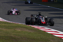 Romain Grosjean, Haas F1 Team VF-18 Ferrari, Sergio Perez, Force India VJM11 Mercedes