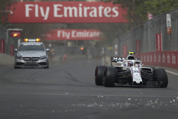 Sergey Sirotkin, Williams FW41 kırık ön süspansiyon ile
