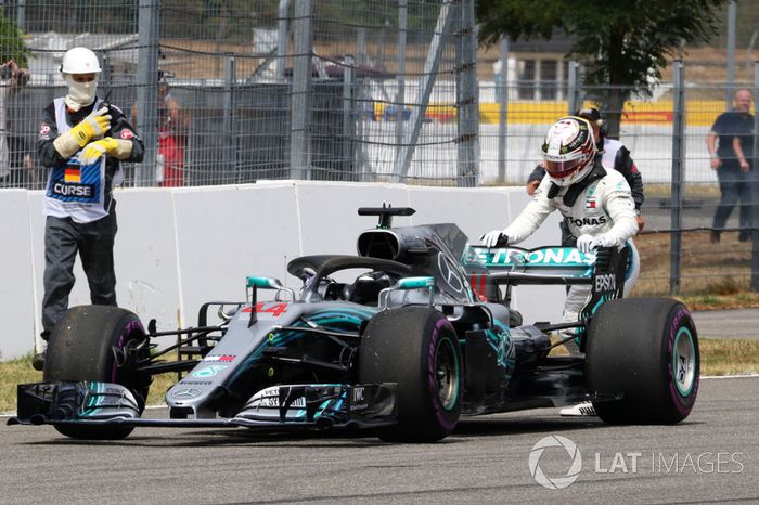 Lewis Hamilton, Mercedes-AMG F1 W09, se detiene y empuja su coche