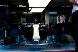 La voiture de Lewis Hamilton, Mercedes AMG F1 W09, dans le garage