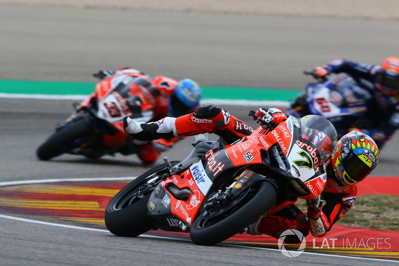 Chaz Davies, Aruba.it Racing-Ducati SBK Team, indica la bandiera rossa