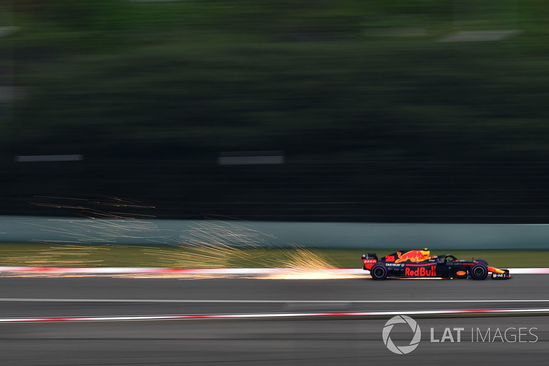 Max Verstappen, Red Bull Racing RB14 lâche des étincelles