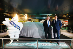 La presentazione del Jaguar I-Pace eTrophy, James Barclay di Jaguar accanto a Pascal Couasnon di Mic