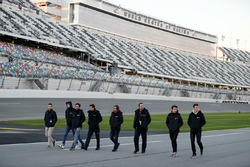 Phil Hanson, Lando Norris, Fernando Alonso, Will Owen, Hugo de Sadeleer, Bruno Senna, United Autosports track walk