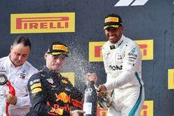 Max Verstappen, Red Bull Racing e Lewis Hamilton, Mercedes-AMG F1, festeggiano sul podio con lo champagne