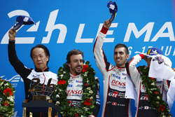 Podium général : les vainqueurs Sébastien Buemi, Kazuki Nakajima, Fernando Alonso, Toyota Gazoo Racing