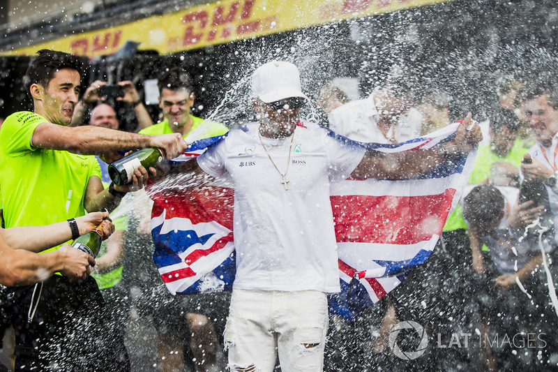 Campeón del mundo 2017 Lewis Hamilton, Mercedes AMG F1 con el equipo