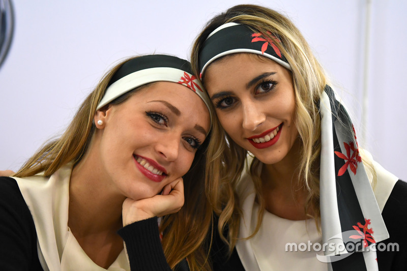 Las chicas en el Salón del Automóvil de Bolonia 2017