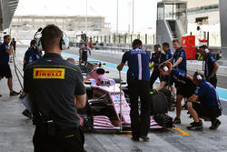Un ingénieur Pirelli et Nikita Mazepin, Sahara Force India VJM10