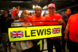 Lewis Hamilton, McLaren MP4-23, celebra ganar el título de de piltoos con hermano Nicolas Hamilton y el Padre Anthony