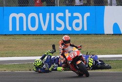 Marc Marquez, Repsol Honda Team, Valentino Rossi, Yamaha Factory Racing se touchent