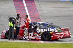 Kyle Busch, Joe Gibbs Racing, Toyota Camry Skittles Red White & Blue celebrates