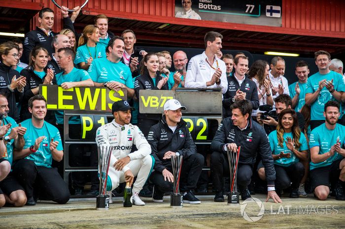 Ganador, Lewis Hamilton, Mercedes-AMG F1 y Valtteri Bottas, Mercedes-AMG F1 celebran