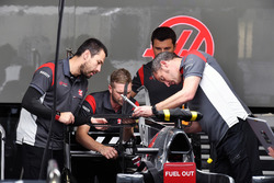 Les mécaniciens Haas F1 travaillent sur la Haas F1 Team VF-17