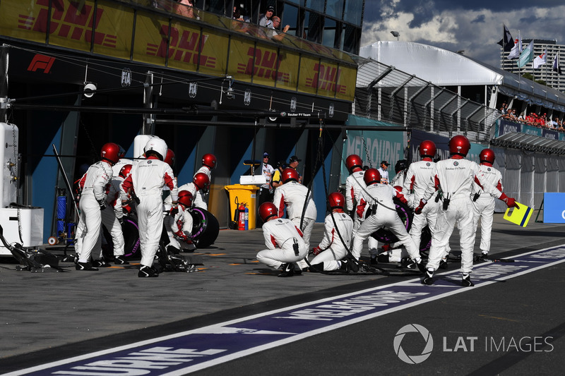 Meccanici Sauber pronti per il pit stop