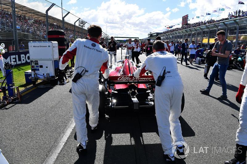 Marcus Ericsson, Sauber C37 on the grid