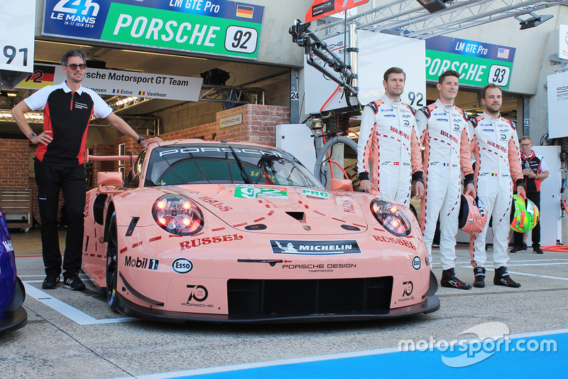 #92 Porsche GT Team Porsche 911 RSR and #91 Porsche GT Team Porsche 911 RSR dengan livery spesial