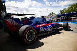 Pierre Gasly, Toro Rosso STR13, exits his pt garage.