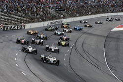 Josef Newgarden, Team Penske Chevrolet leads at the start