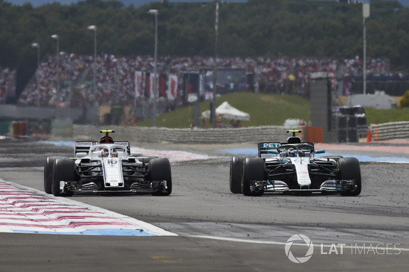 Valtteri Bottas, Mercedes AMG F1 W09, supera Charles Leclerc, Sauber C37