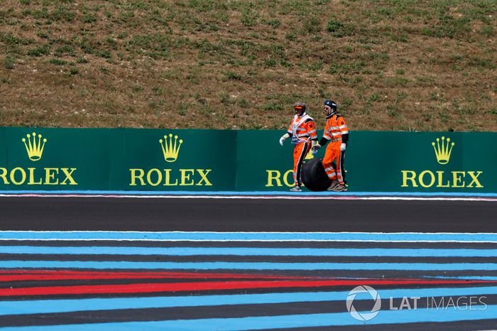 Comisarios recogen el coche de Sergio Perez, Force India VJM11 in FP2