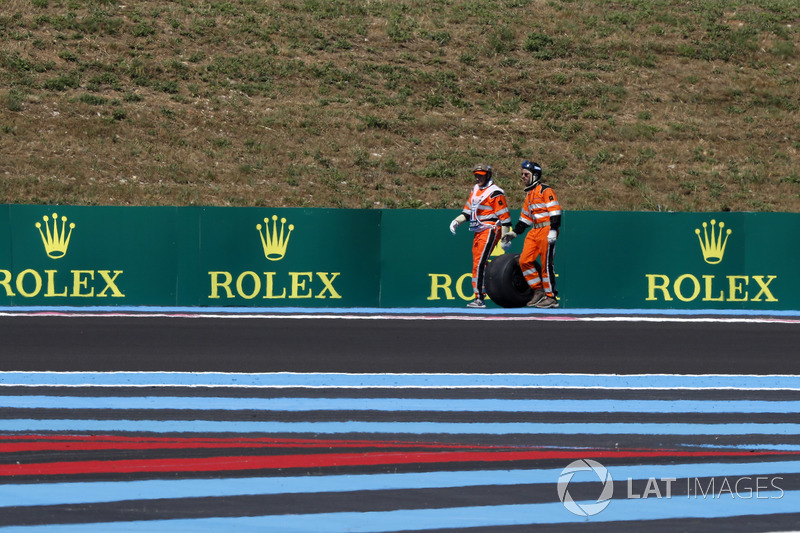 Los oficiales recuperan la rueda trasera del coche de Sergio Pérez, Force India VJM11 en la PL2